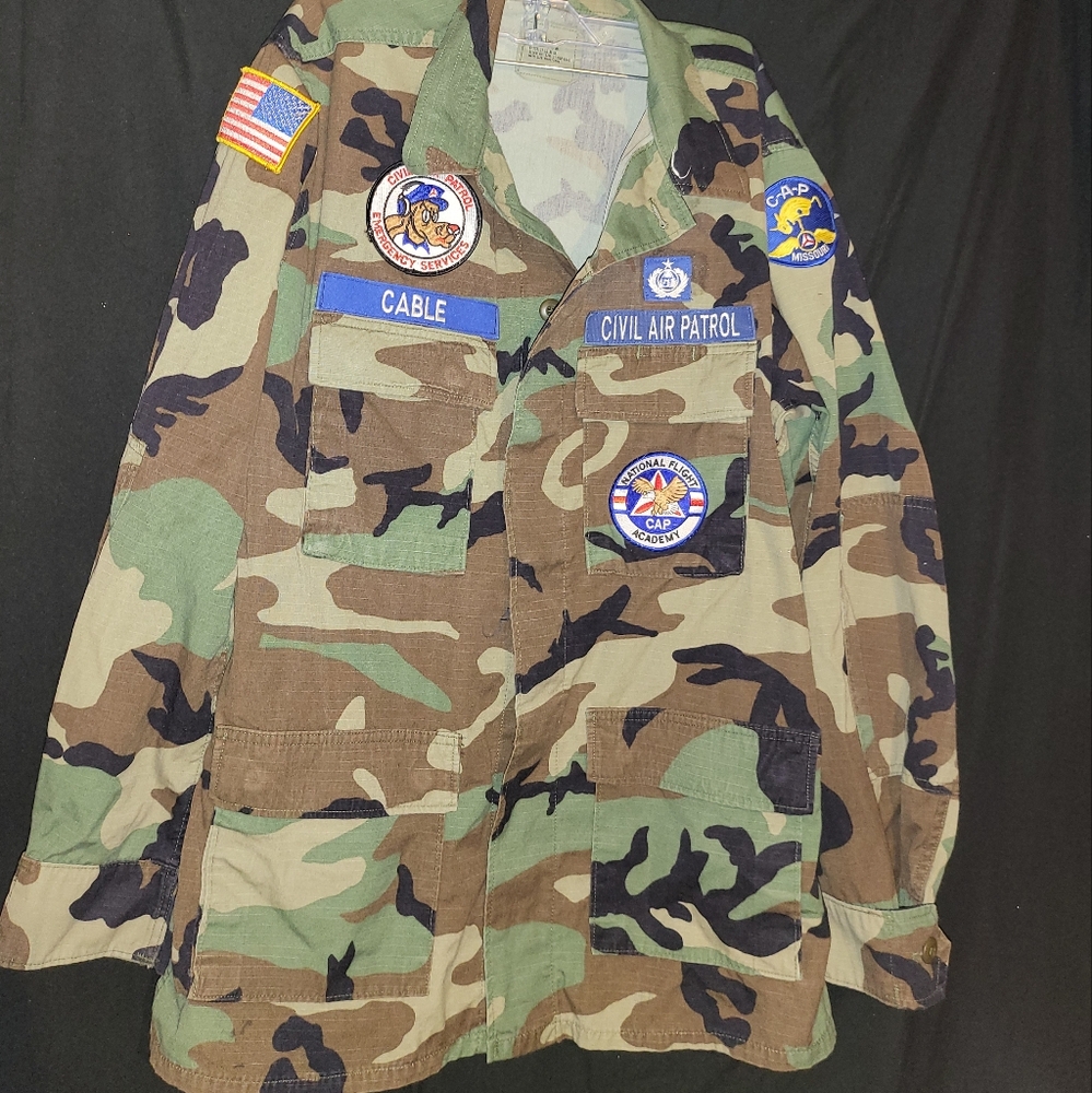 Step up your style with our stunning army jacket from the 80s! 🧥✨